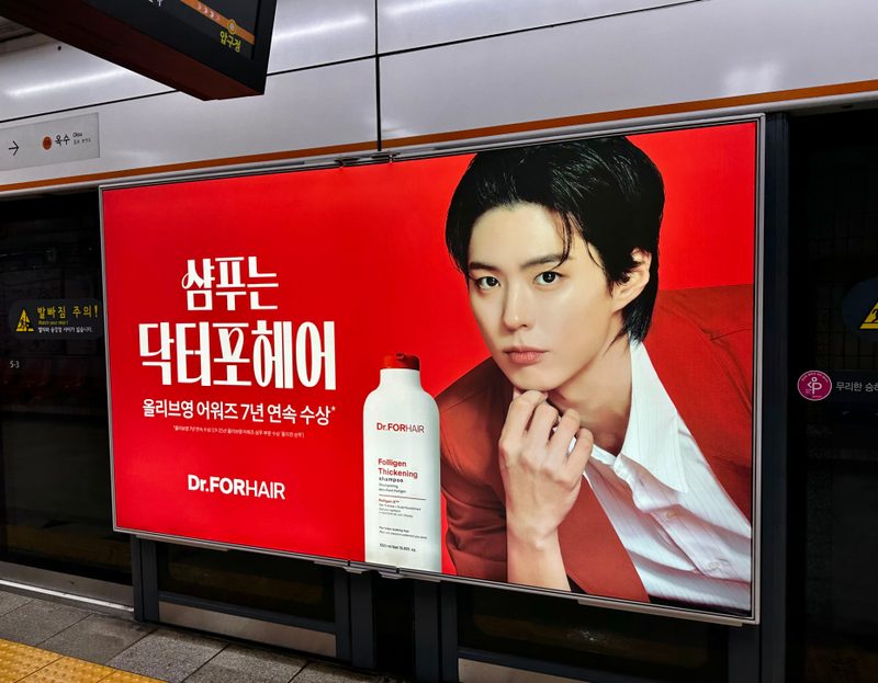 압구정역 승강장 B2 스크린도어 실제 사진 — 정상가 400만원, 6개월 계약 시 월 324만원(19% 할인, VAT 별도)